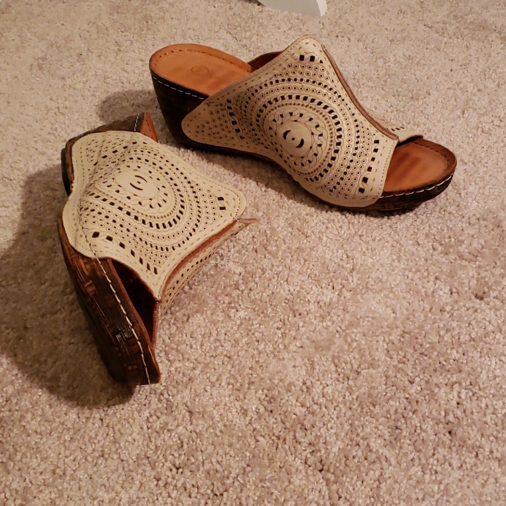 NWOT Sandals